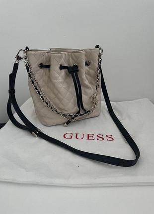 Стеганая сумка ведерко guess