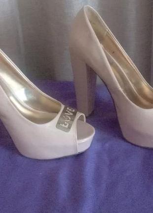 Рожеві туфлі на каблуку пудрові туфлі на підборах святкові валентин юдашкін туфлі valentin yudaskin