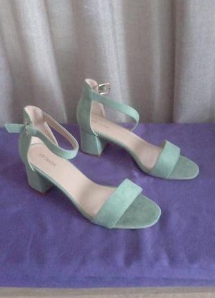 Фісташкові босоніжки на каблуку базові босоніжки на підборах класичні босоніжки