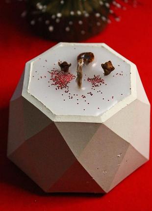 Свічка у підсвічнику бетонному