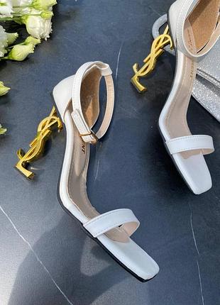 Босоніжки на каблуку босоніжки на підборі білі босоніжки з золотими каблуком з квадратним носом
