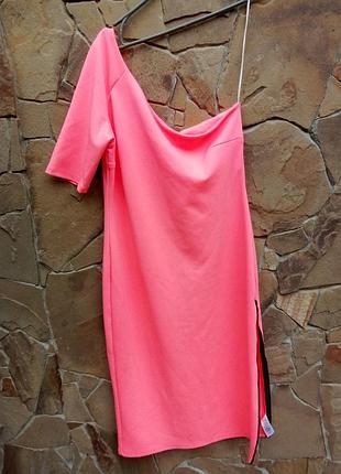 Сукня.
яркий персиковый цвет.