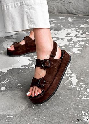 Стильные замшевые босоножки на утяжеленной подошве цвет шоколад