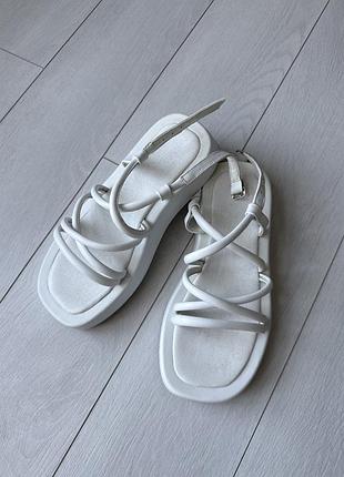 Продам босоніжки білі літні модні недорого 39  розмір 25 см
