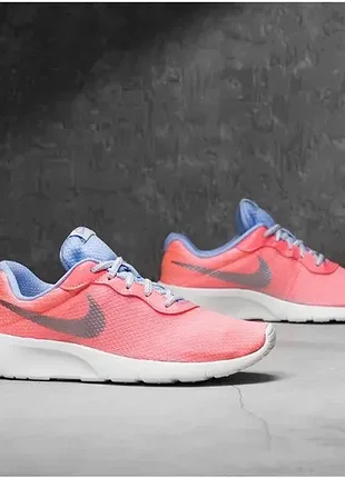 Nike tanjun женские кроссовки кораллового цвета