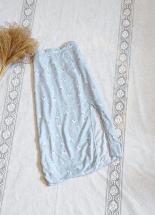 Нежная юбка с разрезом на ножке