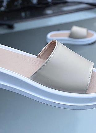 Неймовірно легкі та зручні шльопанці на масивній підошві