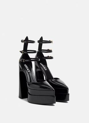 Підбори versace medusa aevitas black leather pointed strap platform pumps