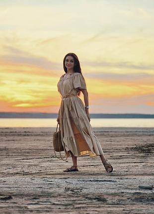 Бежевое натуральное платье в стиле бохо с воланами