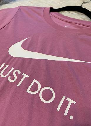 Жіноча рожева футболка nike 2