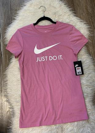 Жіноча рожева футболка nike