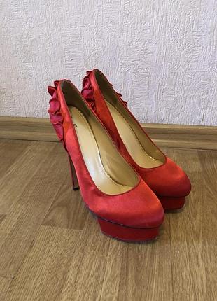Туфлі атласні червоні