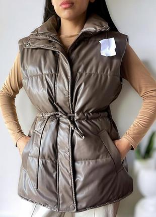 Стильна трендова жилетка коричневого кольору