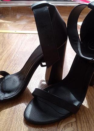 Босоніжки жіночі