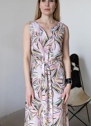 Довга сукня з різнокольоровим принтом