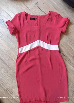 Летнее платье кораллового цвета. длина по колено. необычный крой платья с вытачками наружу