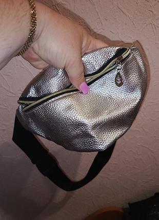 Сумка бананка серебряная