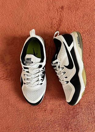 Кроссовки фирмы nike 36 размера по стельке 23 см.