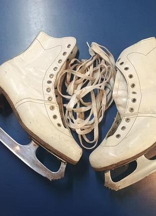 Коньки фигурные р-р 39