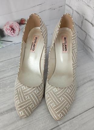 Туфли в бежево-белом цвете из экокожи 40 р б/у