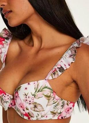 Яркий белый цветочный верх от купальника бюст в цветы с рюшами hunkemoller 75d