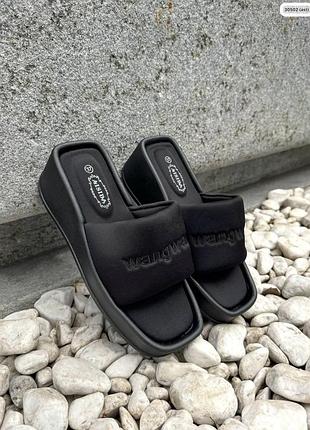 Чорні шльопанці на танкетці