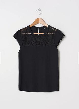 Красивая женская футболка с кружевной вставкой