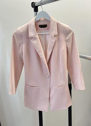 Пудровий приталений піджак xs