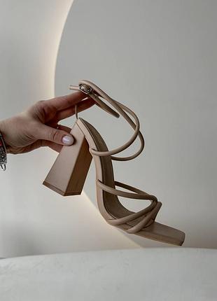 Босоніжки перепліт на широкому каблуку