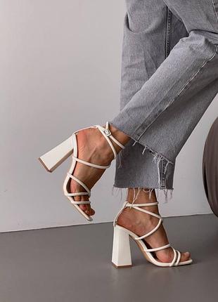 Босоніжки перепліт на широкому каблуку