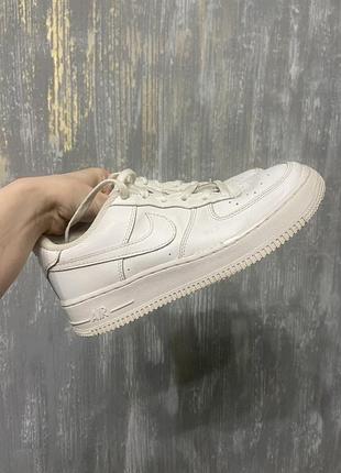 Стильні білі кросівки nike air force 1