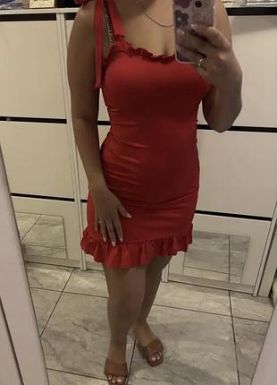 Червона облягаюча сукня