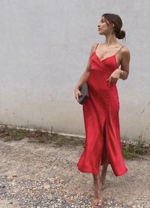 Невероятное красное сатиновое платье на тонких бретелях от zara