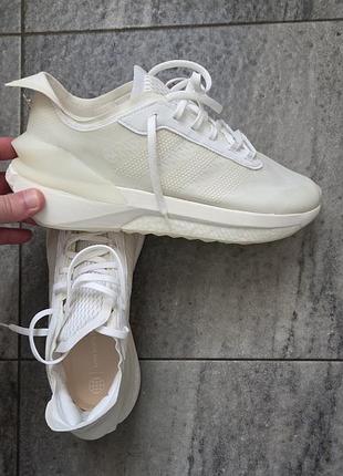 Белые кроссовки adidas