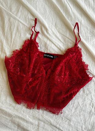 Красный кружевной топ prettylittlething