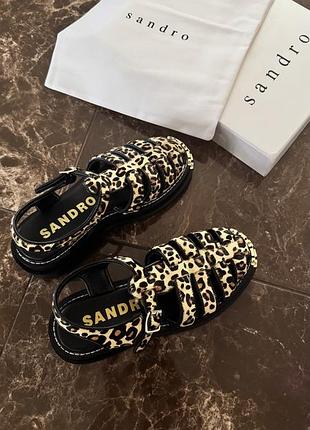 Леопардовые босоножки sandro
