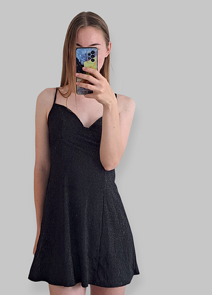 Платье женское короткое na-kd, черная, размер s, блестящая ткань, тонкие бретели, легкий материал