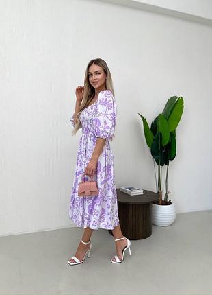 Яскрава літня сукня.