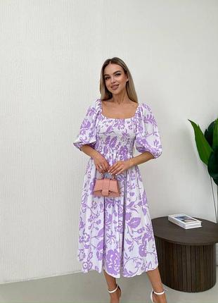 Яскрава літня сукня.