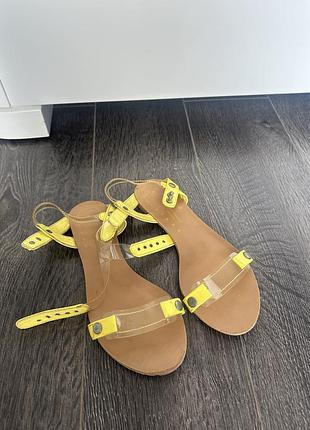 Босоніжки на низькому ходу