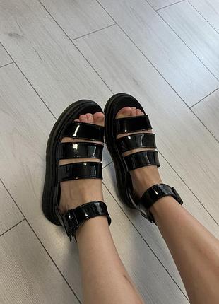 Оригінальні босоніжки dr. martens чорні лакові на платформі мартенс