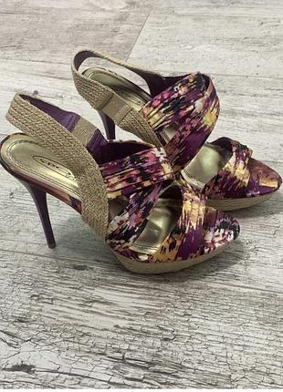 Шикарні босоніжки tod's  розмір 39-40