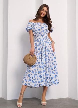 Біло-синя сукня з відкритими плечима