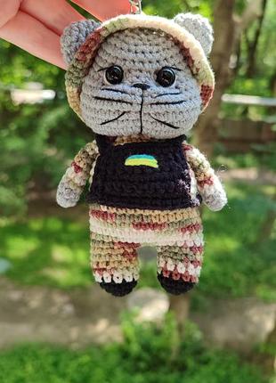 Вязаный брелок котик зу, подвес в машину, предохраняет для военного.