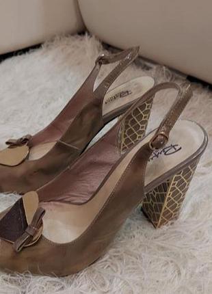 Босоніжки на підборах із серцем