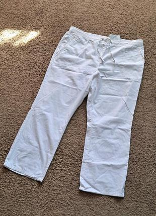 Белые коттоновые брюки. отличный выбор для летней гардероба.