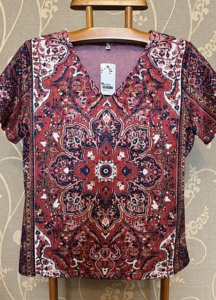 Очень красивая и стильная футболка.