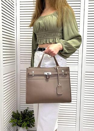 Женская сумка большой свет коричневая из эко кожи с длинными ручками и ремешком через плечо классическая