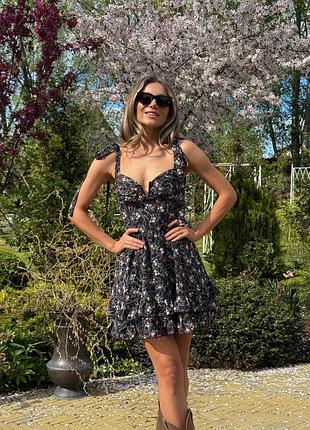 Летнее платье из шифона на бретелях в цветочный принт с рюшами