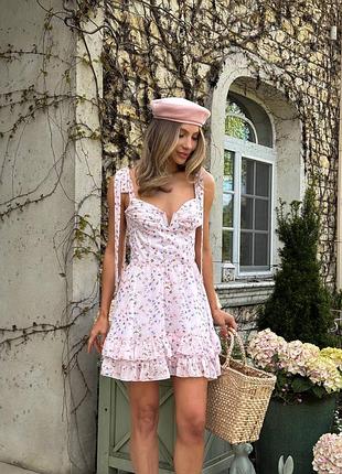 Шифоновое короткое платье на бретелях с имитацией чашки и рюшами